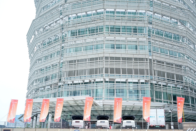 以初心致敬主角！零米轻卡红蹄版郑州高效上市，一周年客户至上嘉年华圆满落幕！