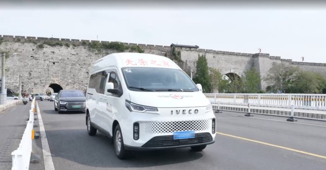 秋阳下的银轮情，六旬老兵傅老哥与依维柯聚星的不解之缘