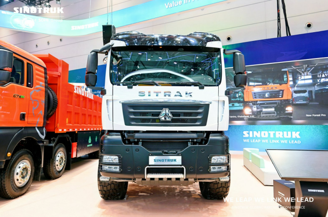 不止“全能”更“专精”！中国重汽全驱战甲，为特种运输护航！